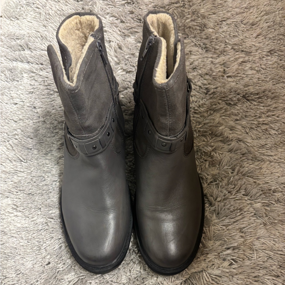 Earth Women's Gray Ankle Boots